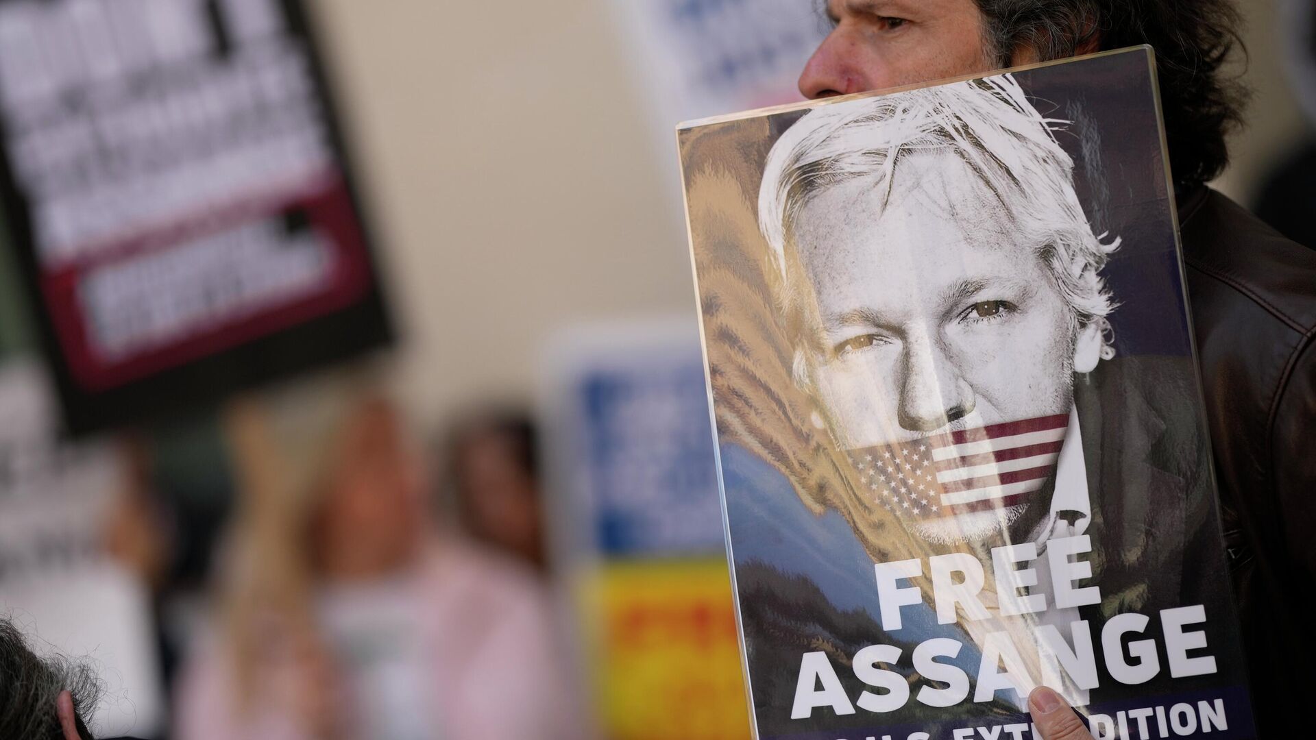 Wikileaks founder Julian Assange supporters hold placards as they gather outside Westminster Magistrates court In London, Wednesday, April 20, 2022. - Sputnik International, 1920, 04.04.2023