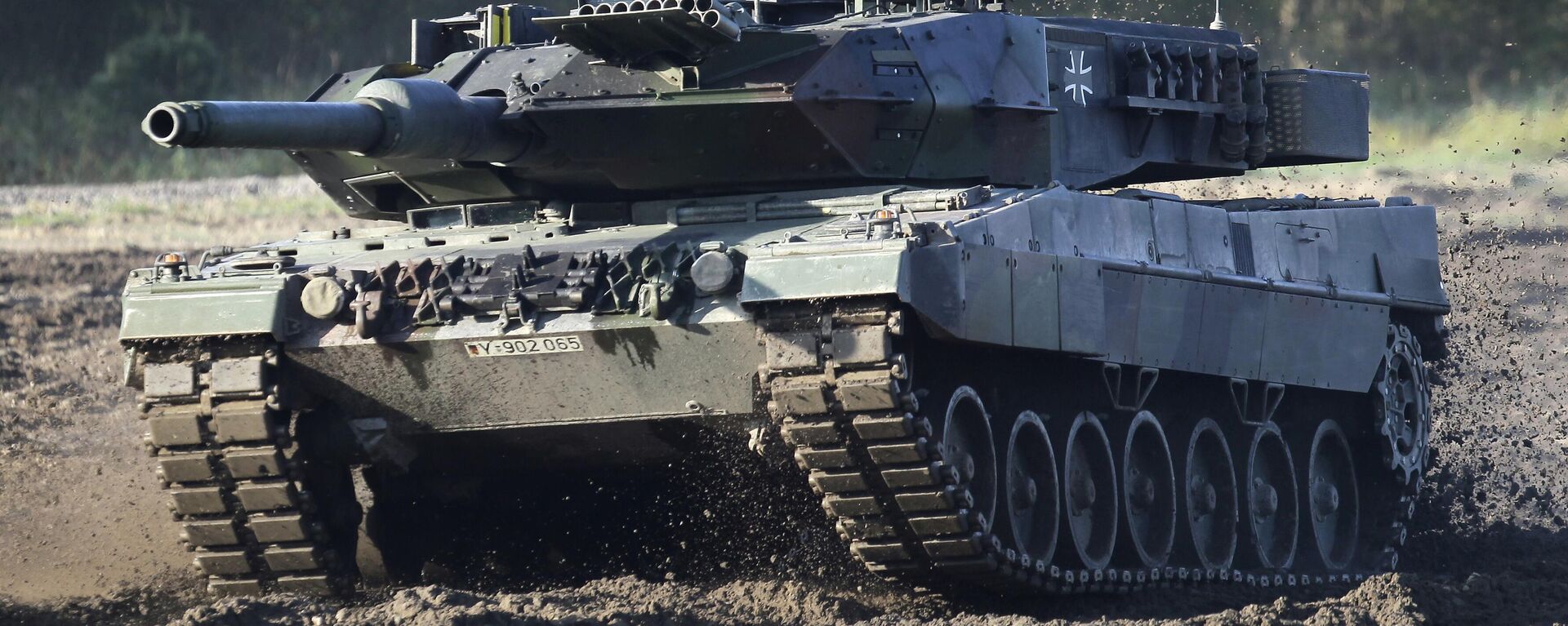 A Leopard 2 tank is pictured during a demonstration event held for the media by the German Bundeswehr in Munster near Hannover, Germany, Wednesday, Sept. 28, 2011. - Sputnik International, 1920, 26.01.2023