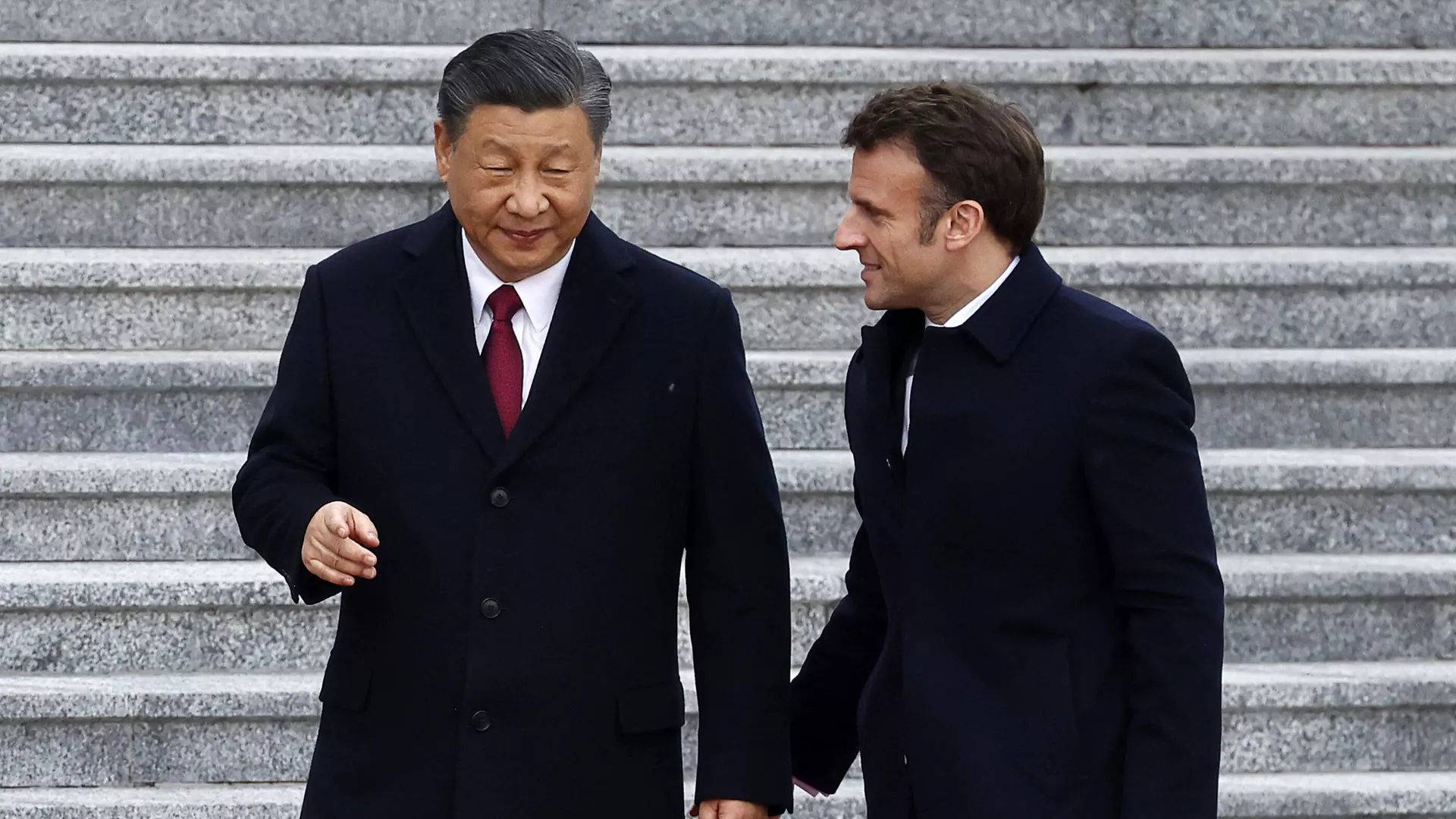 China's President Xi Jinping (L) talks with his French counterpart Emmanuel Macron as they arrive for the official welcoming ceremony in Beijing on April 6, 2023. - Sputnik International, 1920, 06.04.2023